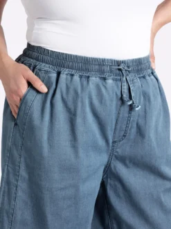 Jeansshort mit Ziernieten hinten