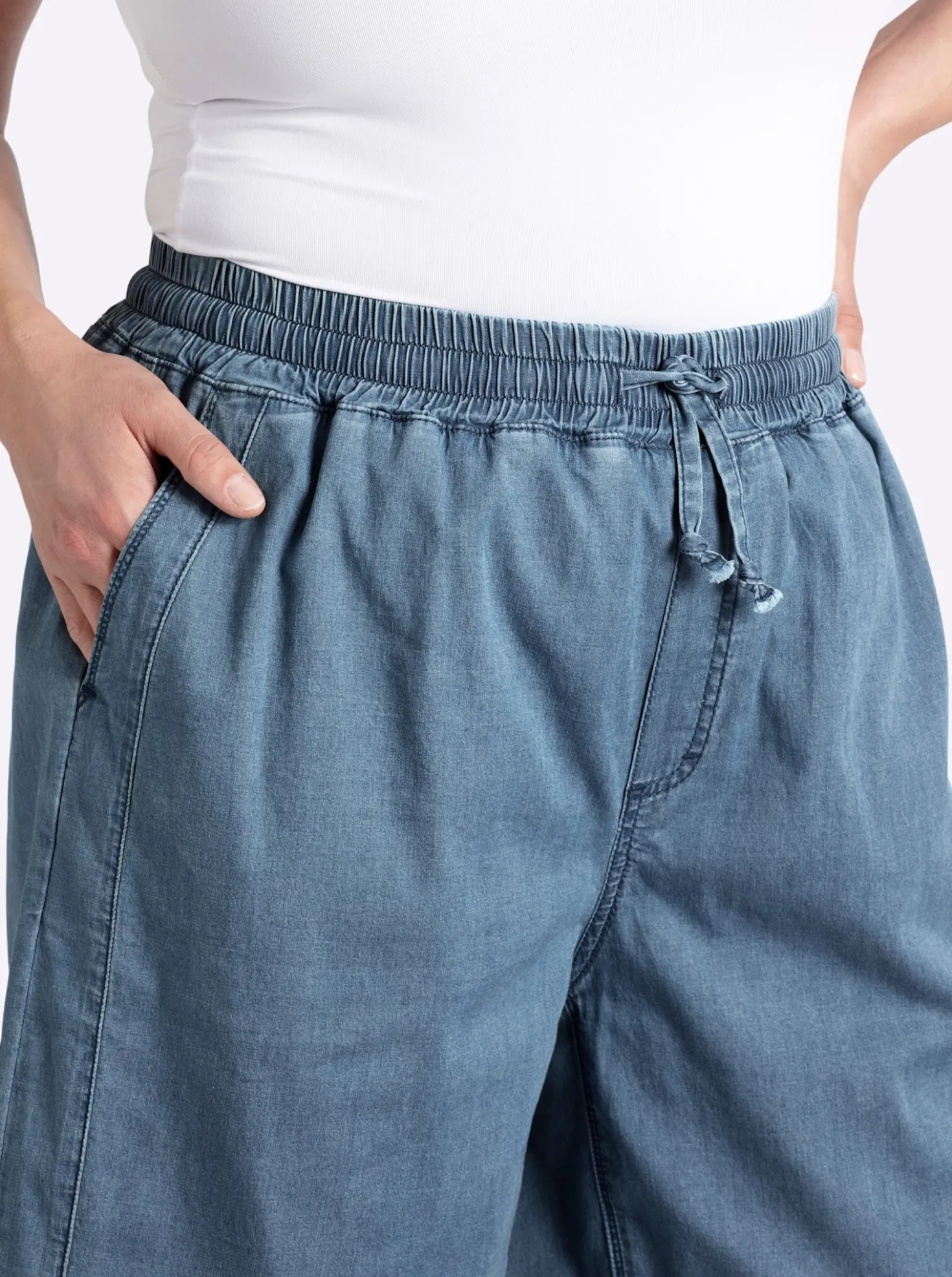 Jeansshort mit Ziernieten hinten