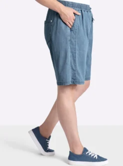 Jeansshort mit Ziernieten hinten