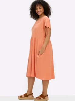 Jerseykleid mit Blütenstickereien