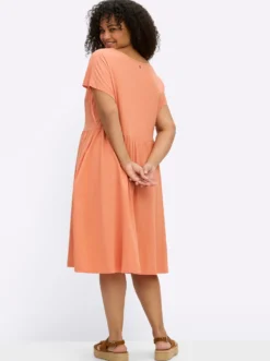Jerseykleid mit Blütenstickereien