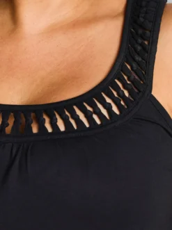 Jerseykleid mit raffiniertem Ausschitt
