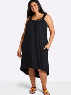 Jerseykleid mit raffiniertem Ausschitt