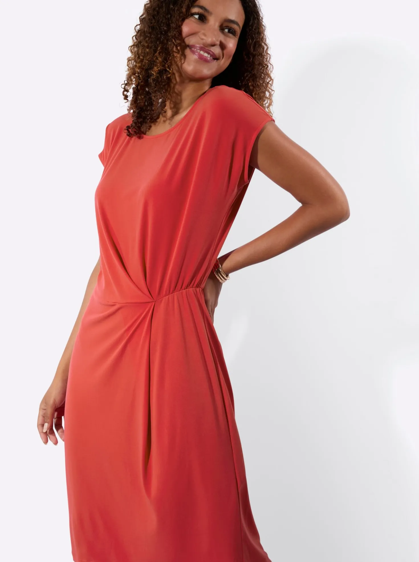 Jerseykleid mit Taillenbetonung