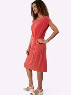 Jerseykleid mit Taillenbetonung