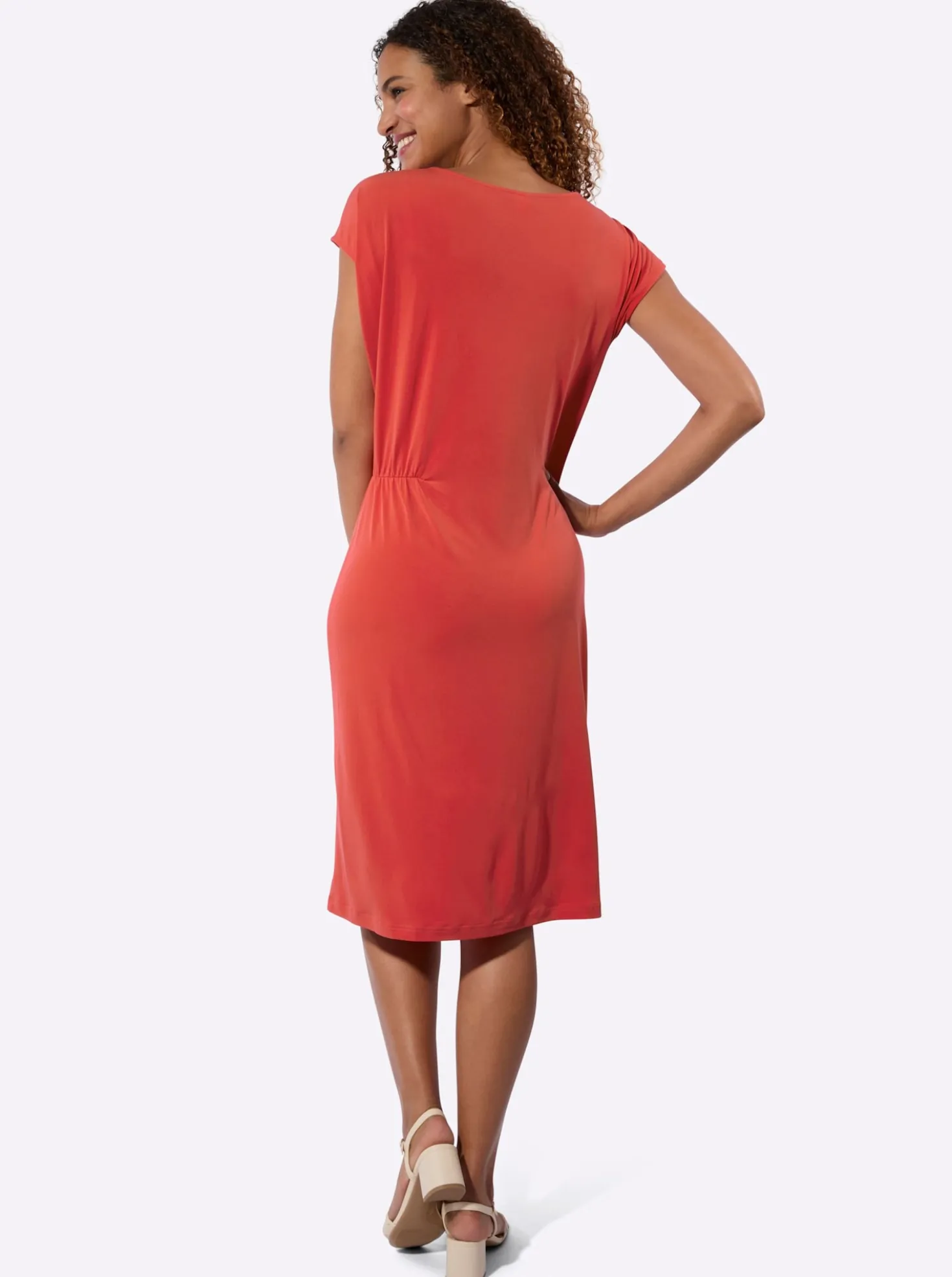 Jerseykleid mit Taillenbetonung