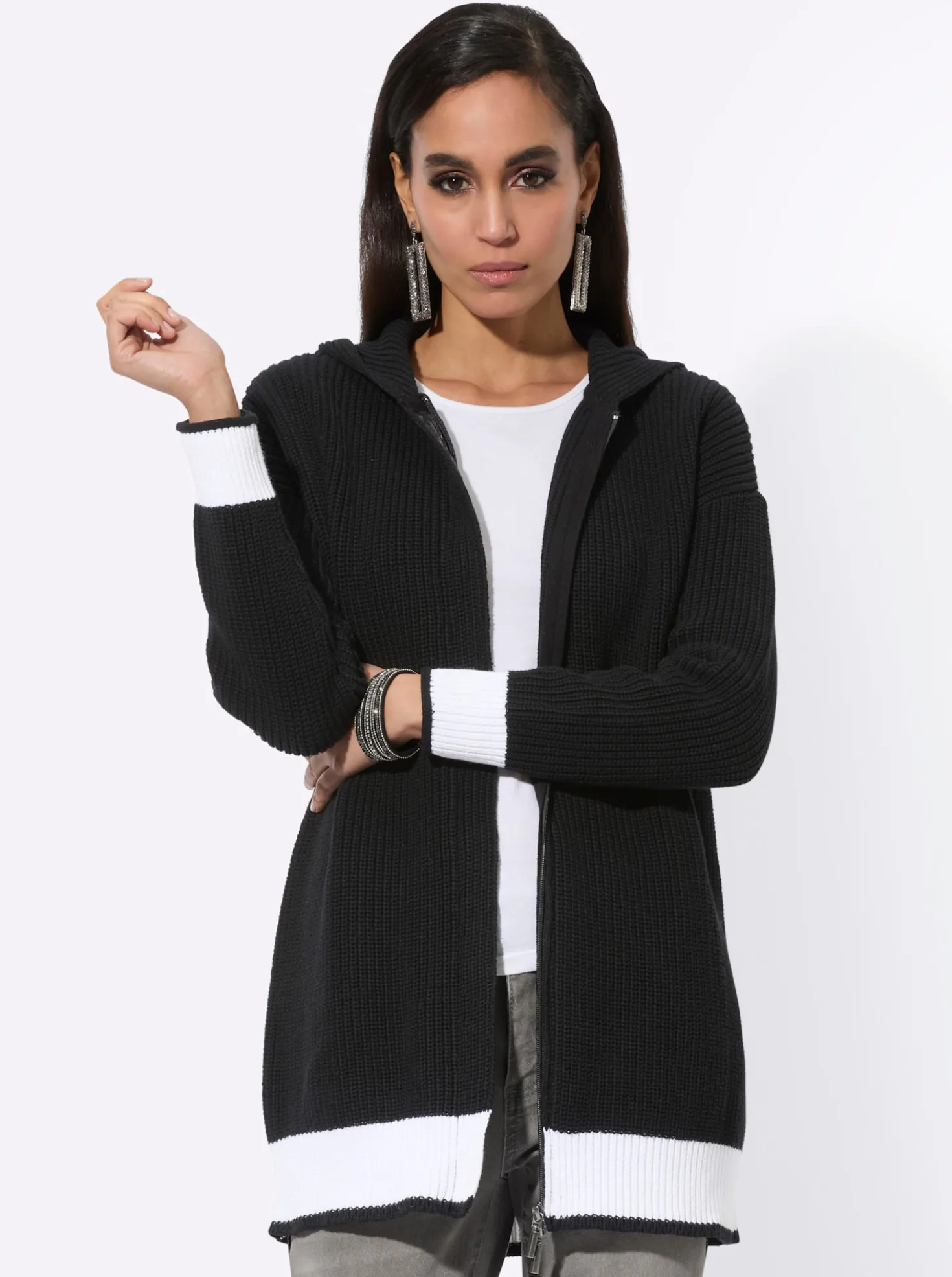 Kapuzenstrickjacke , kontraststark gearbeitet