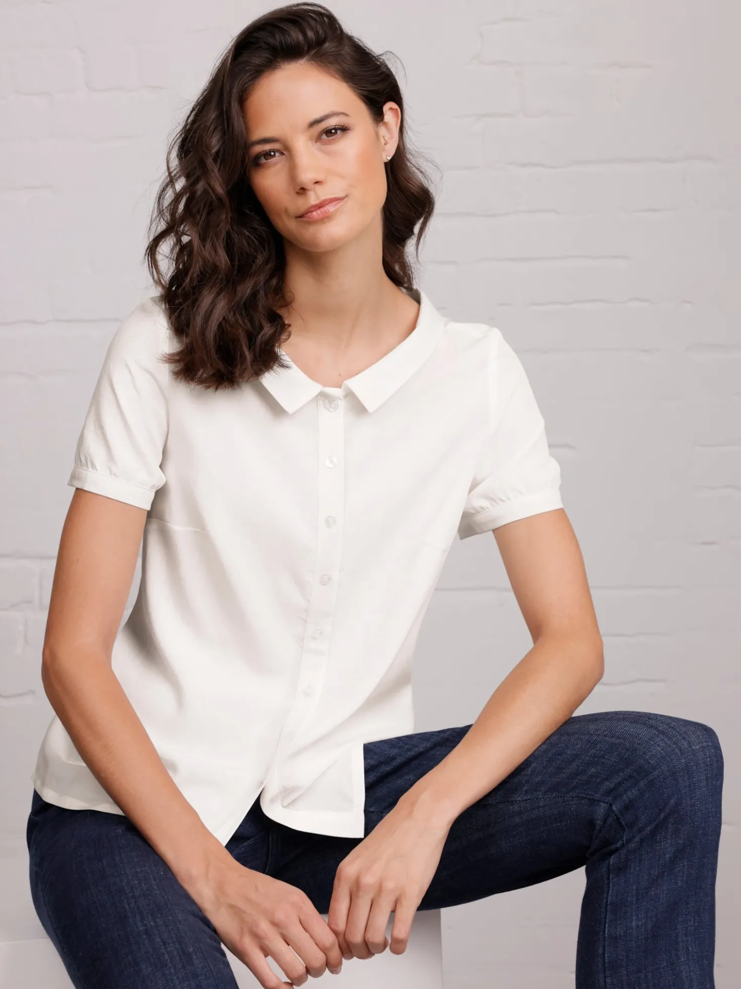 Kurzarm-Bluse mit weitem Hemdblusen-Kragen