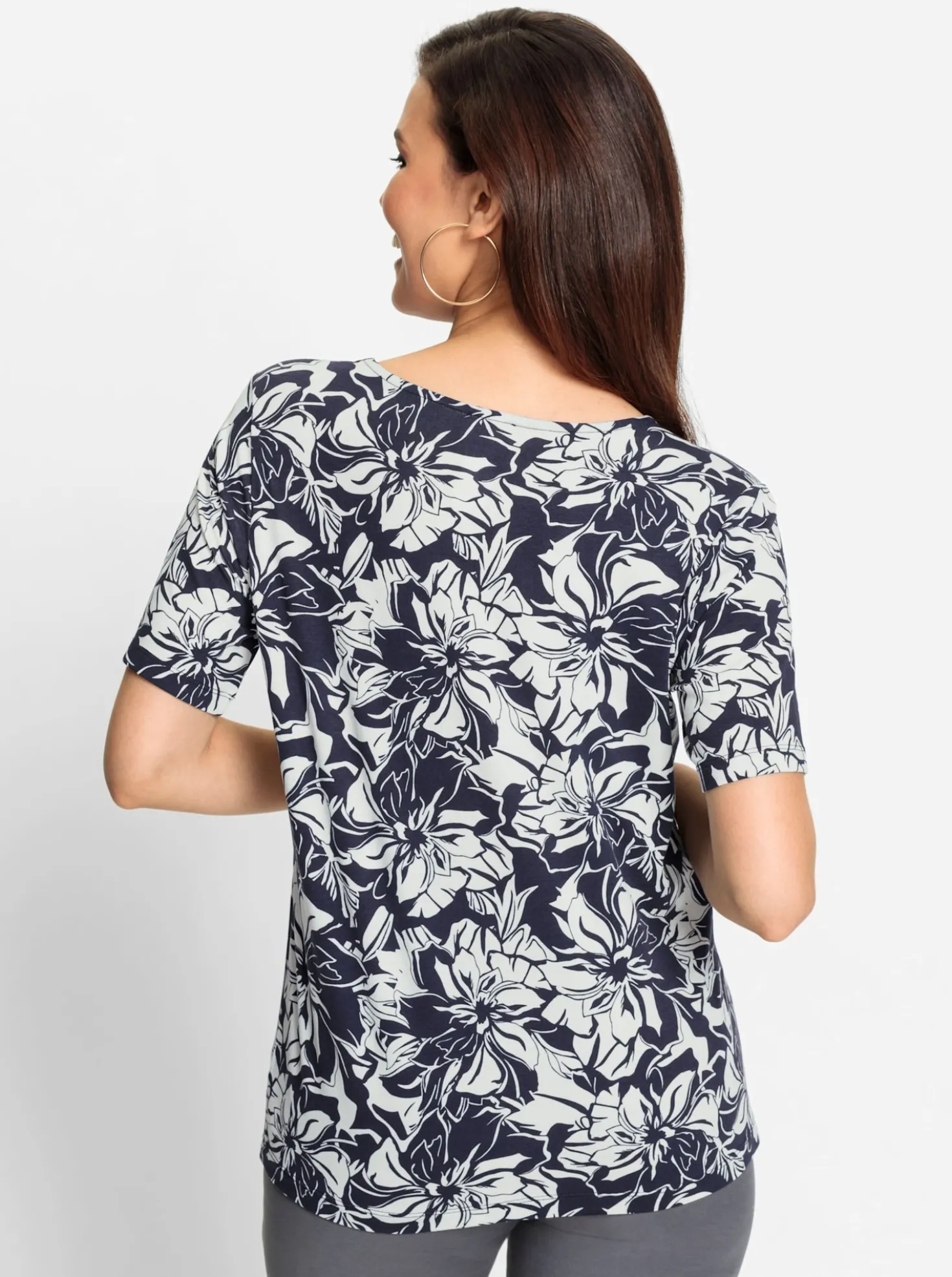 Kurzarmshirt im kontrastreichen Blütendessin