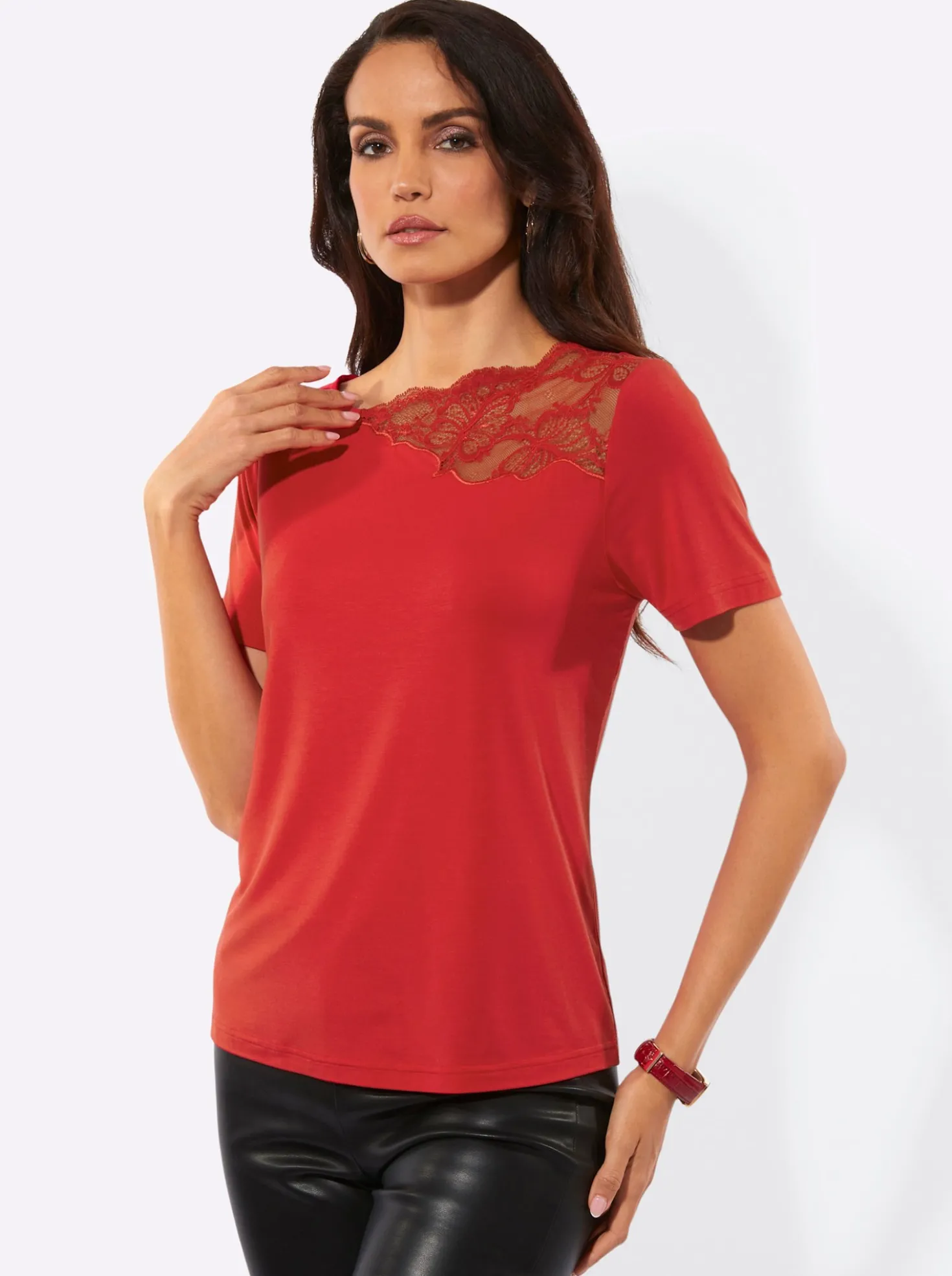 Kurzarmshirt mit asymmetrischem Spitzen-Einsatz