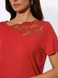 Kurzarmshirt mit asymmetrischem Spitzen-Einsatz