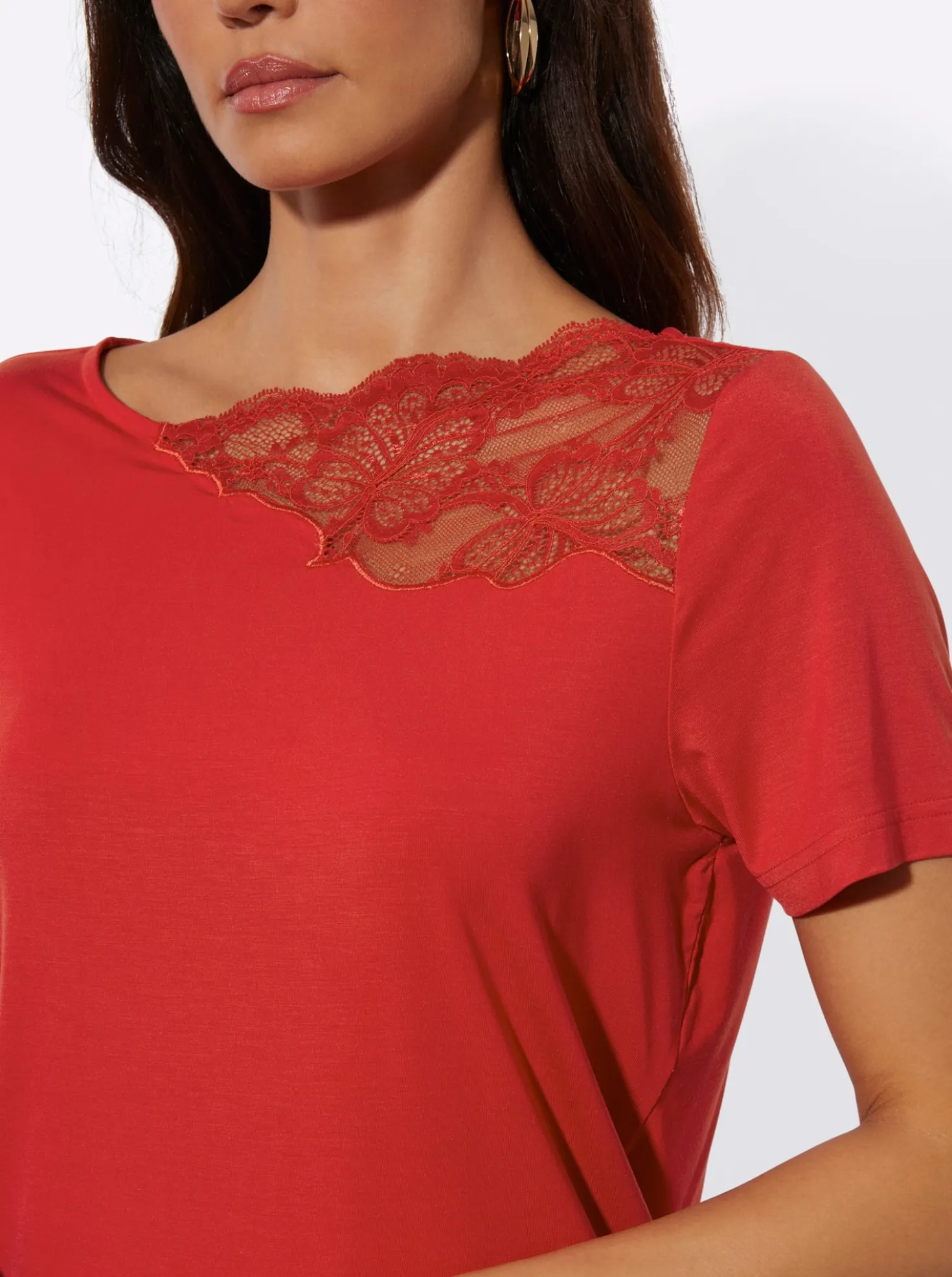 Kurzarmshirt mit asymmetrischem Spitzen-Einsatz