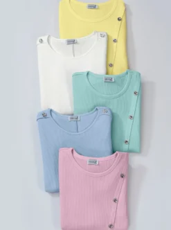 Kurzarmshirt mit Schmuckknöfen an der Schulter
