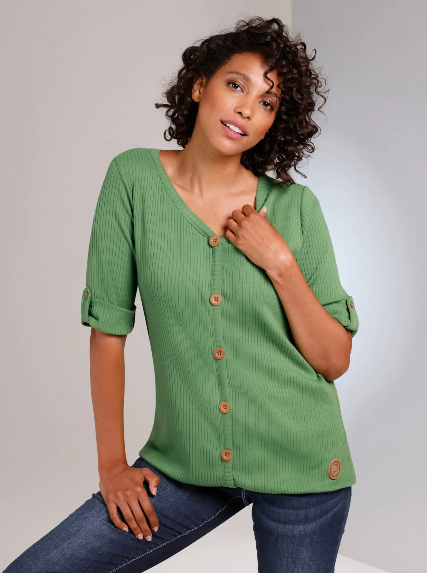 Kurzarmshirt mit Zierknöpfen