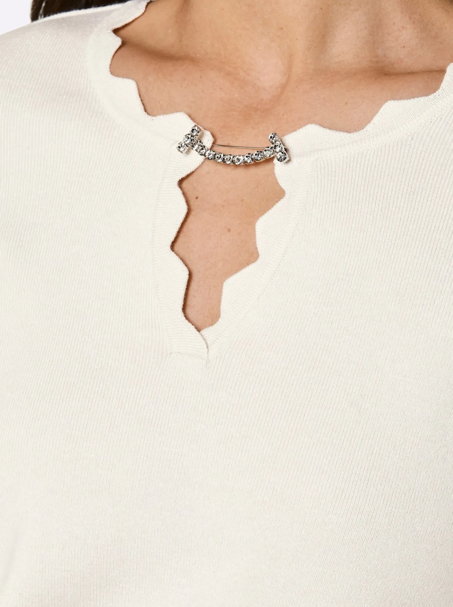 Langarm-Pullover mit abnehmbarer Spange