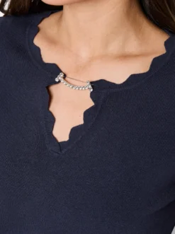 Langarm-Pullover mit abnehmbarer Spange