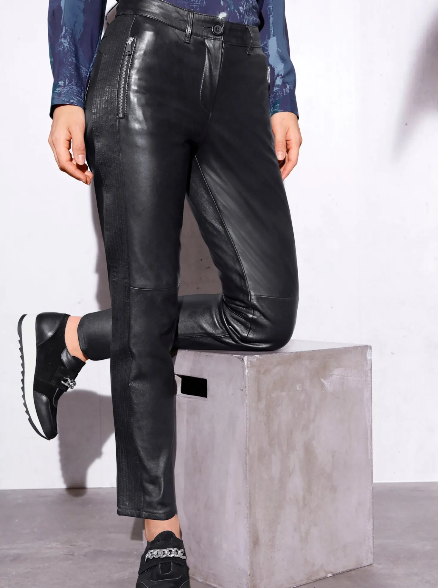 Lederhose mit Ziersteppung seitlich