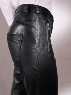 Lederhose mit Ziersteppung seitlich