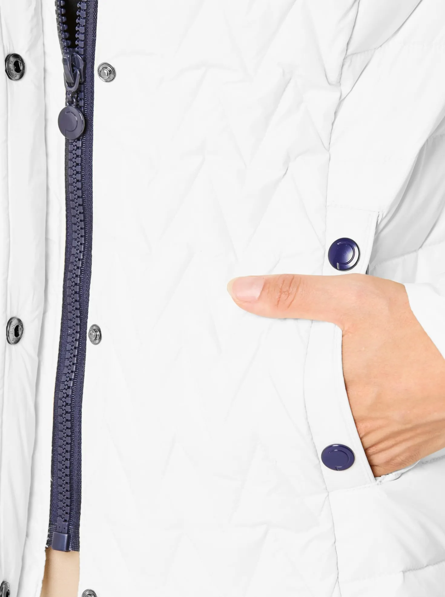 Leichtdaunenjacke mit schmückenden Accessoires