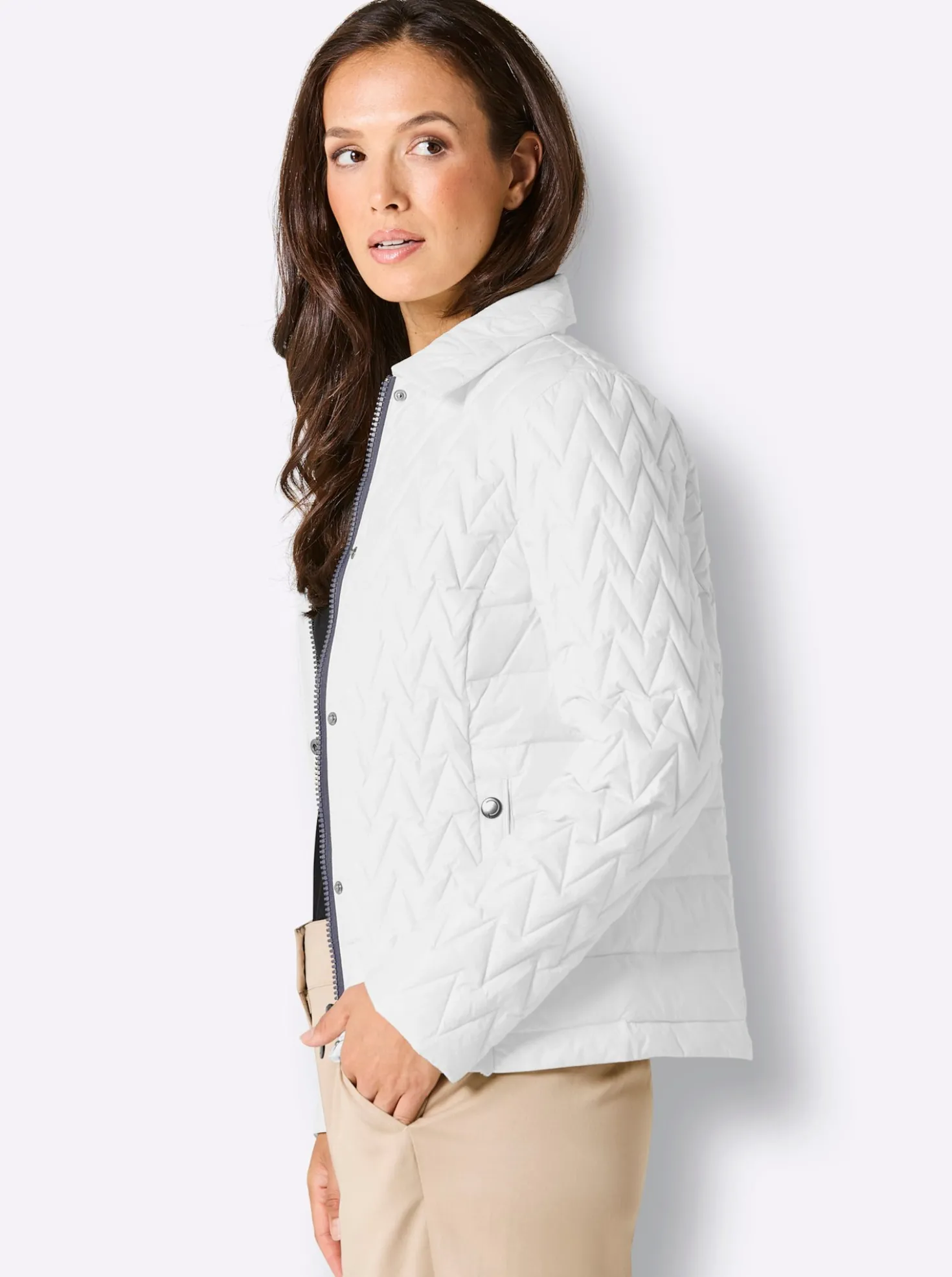 Leichtdaunenjacke mit schmückenden Accessoires