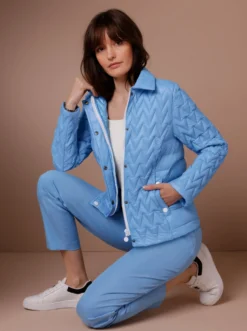 Leichtdaunenjacke mit schmückenden Accessoires