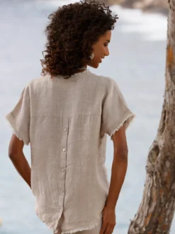 Leinenbluse mit Knopfleiste hinten