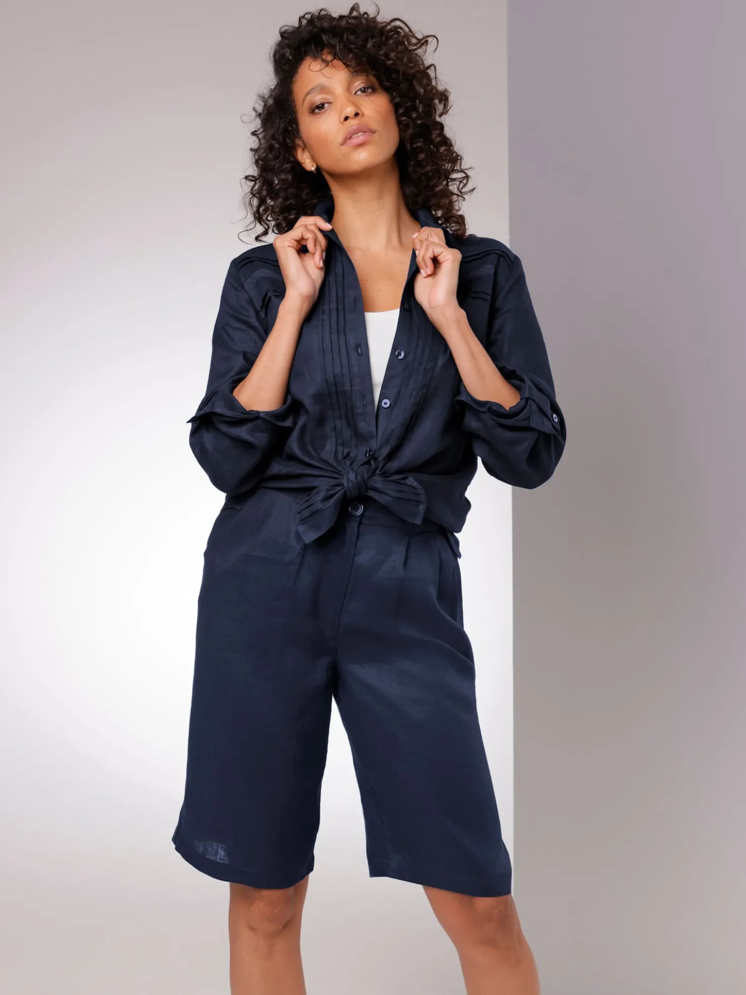 Leinenbluse mit Spitze und Biesen