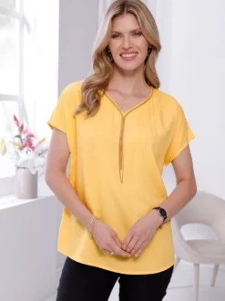 Longbluse mit Zierkette am Ausschnitt