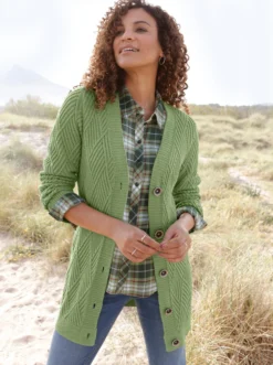Longstrickjacke mit Knöpfen in Hornoptik