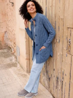 Longstrickjacke mit Zopf-Strickmuster