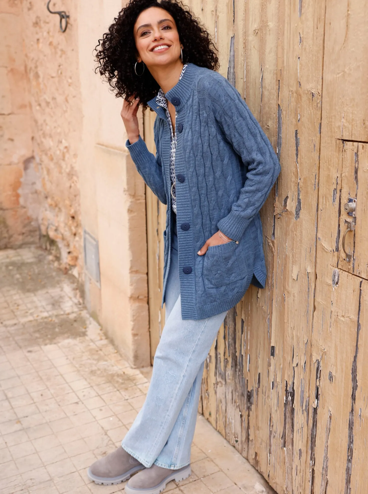 Longstrickjacke mit Zopf-Strickmuster