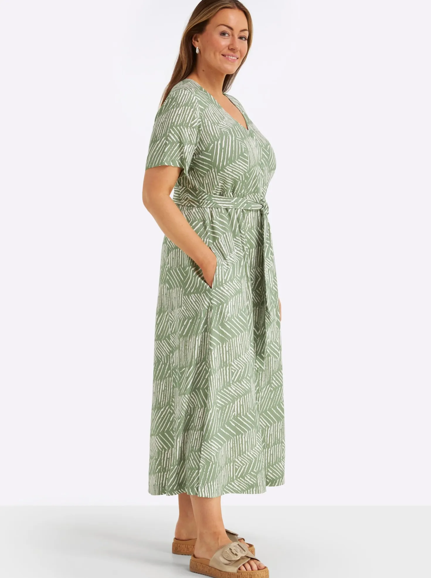 Maxikleid mit Bindegürtel und Knopfleiste