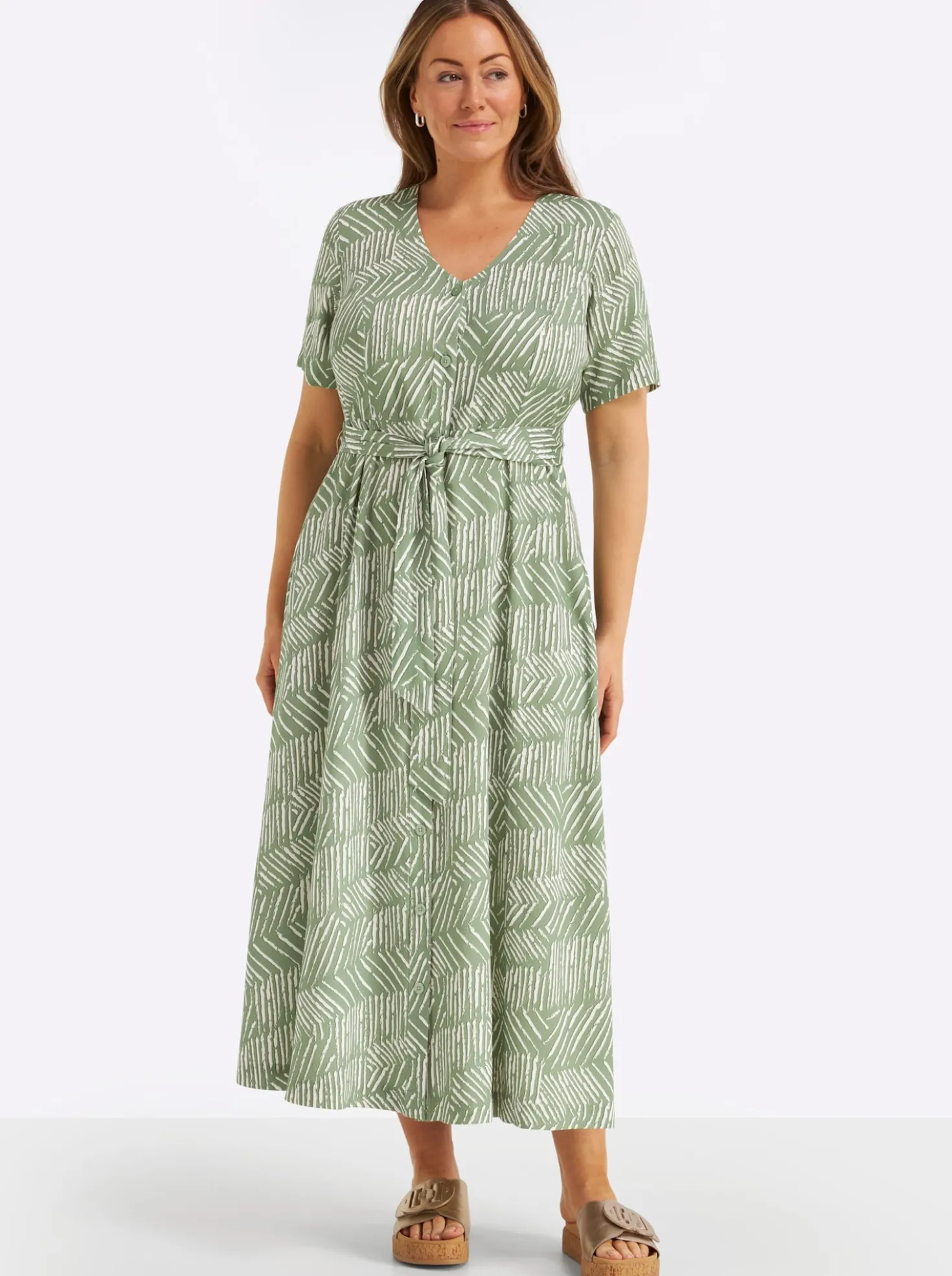 Maxikleid mit Bindegürtel und Knopfleiste