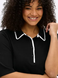 Poloshirt mit kontrastfarbener Wellensaumkante