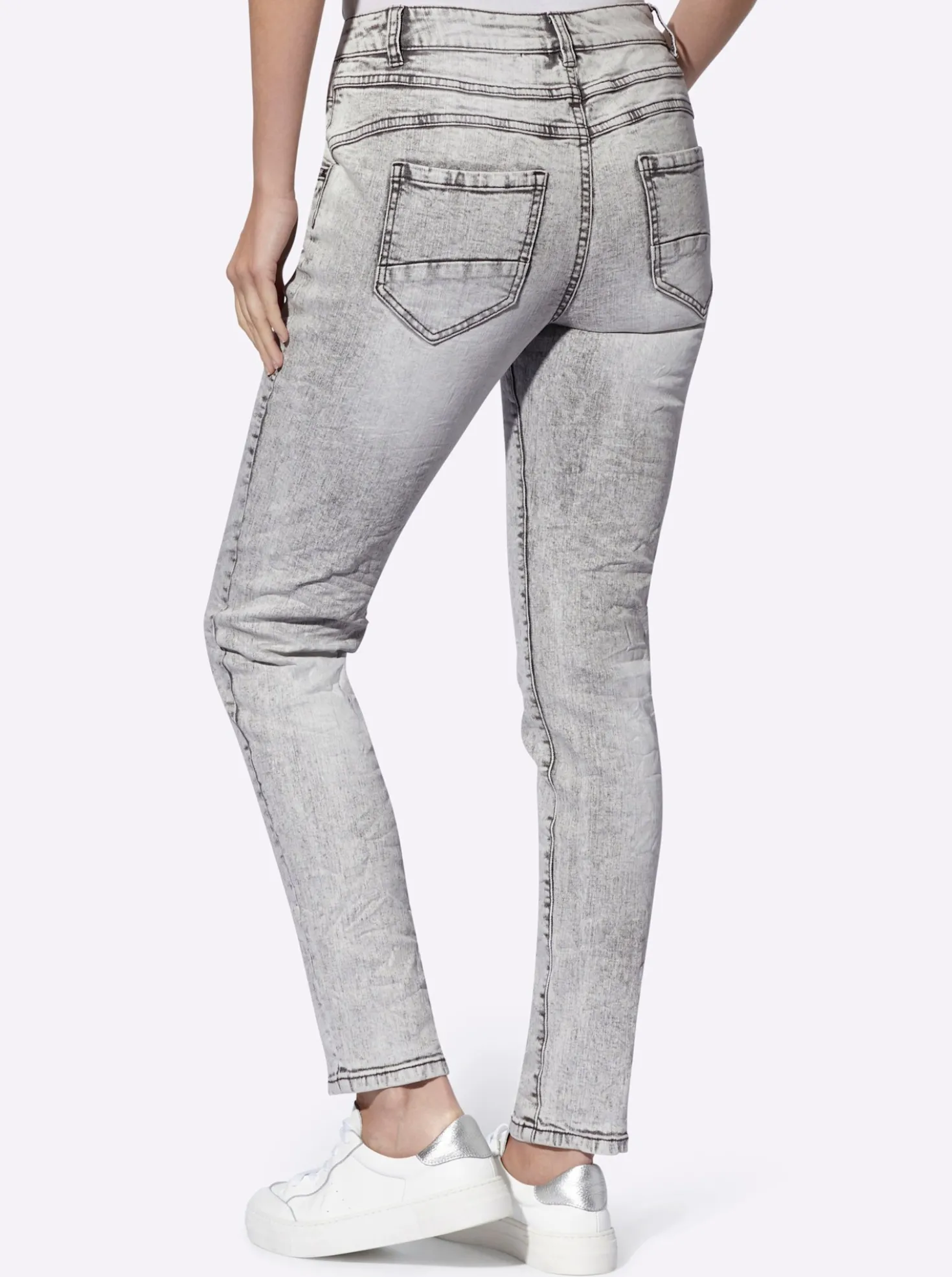 Röhrenjeans mit Crinkle-Effekt