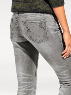 Röhrenjeans mit Stickerei