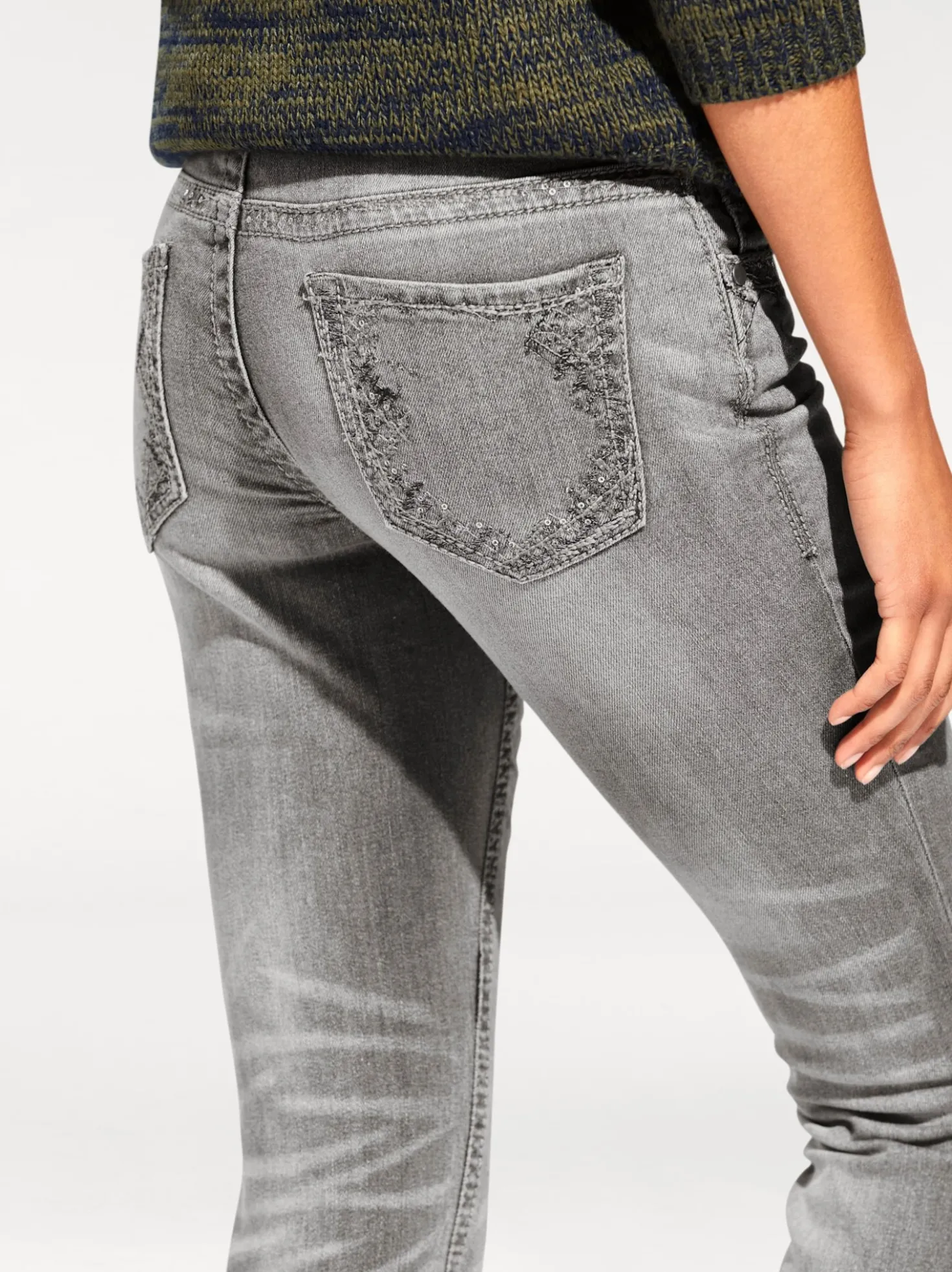 Röhrenjeans mit Stickerei