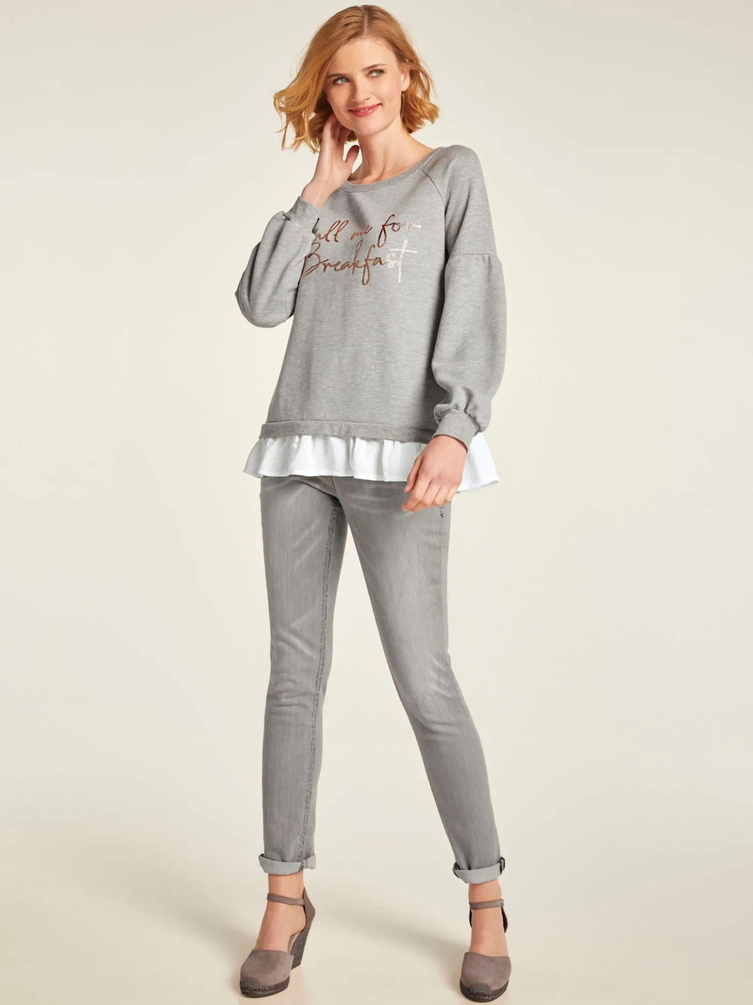Röhrenjeans mit Stickerei