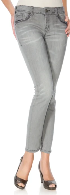 Röhrenjeans mit Stickerei