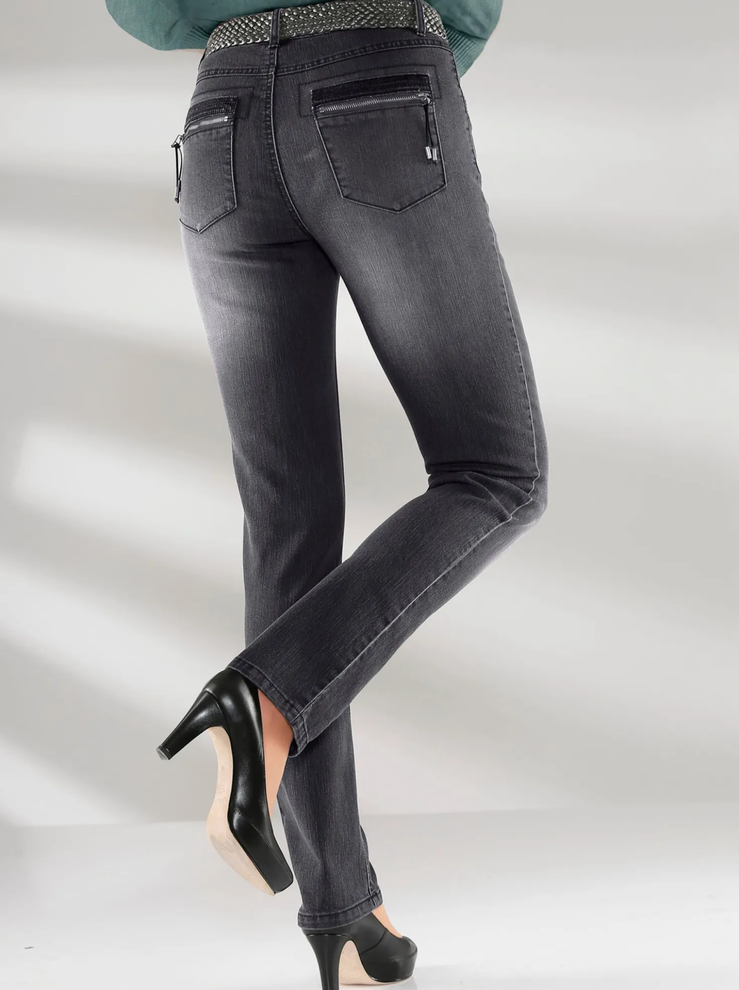 Röhrenjeans mit Zipper an Gesäßtaschen