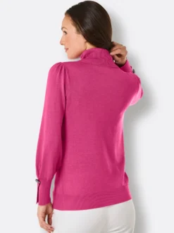 Rollkragenpullover mit Schmuckknopf am Ärmel