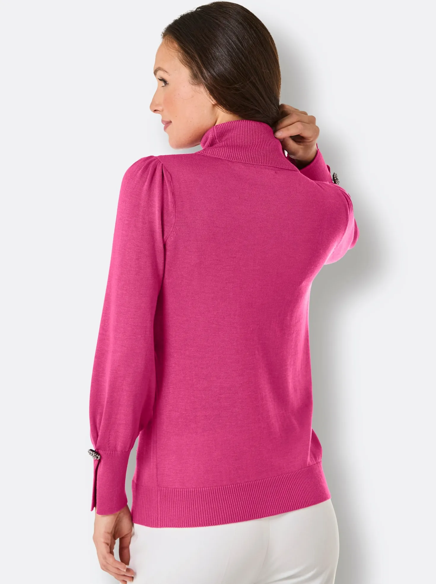 Rollkragenpullover mit Schmuckknopf am Ärmel