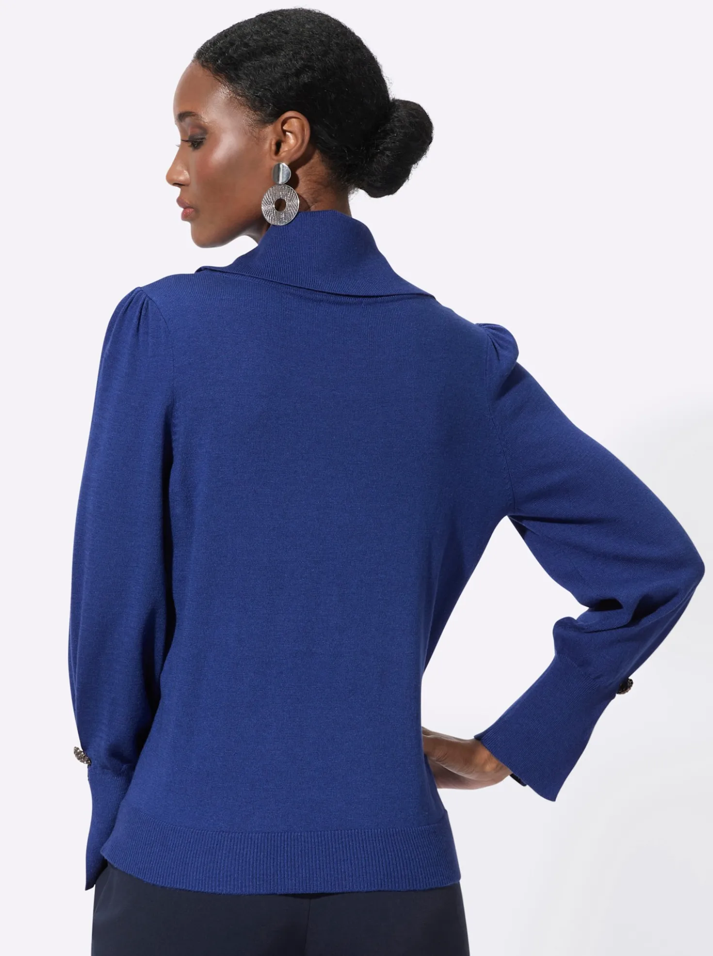 Rollkragenpullover mit Zierknopf am Ärmel