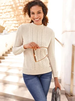 Rundhalspullover mit Zopfmuster