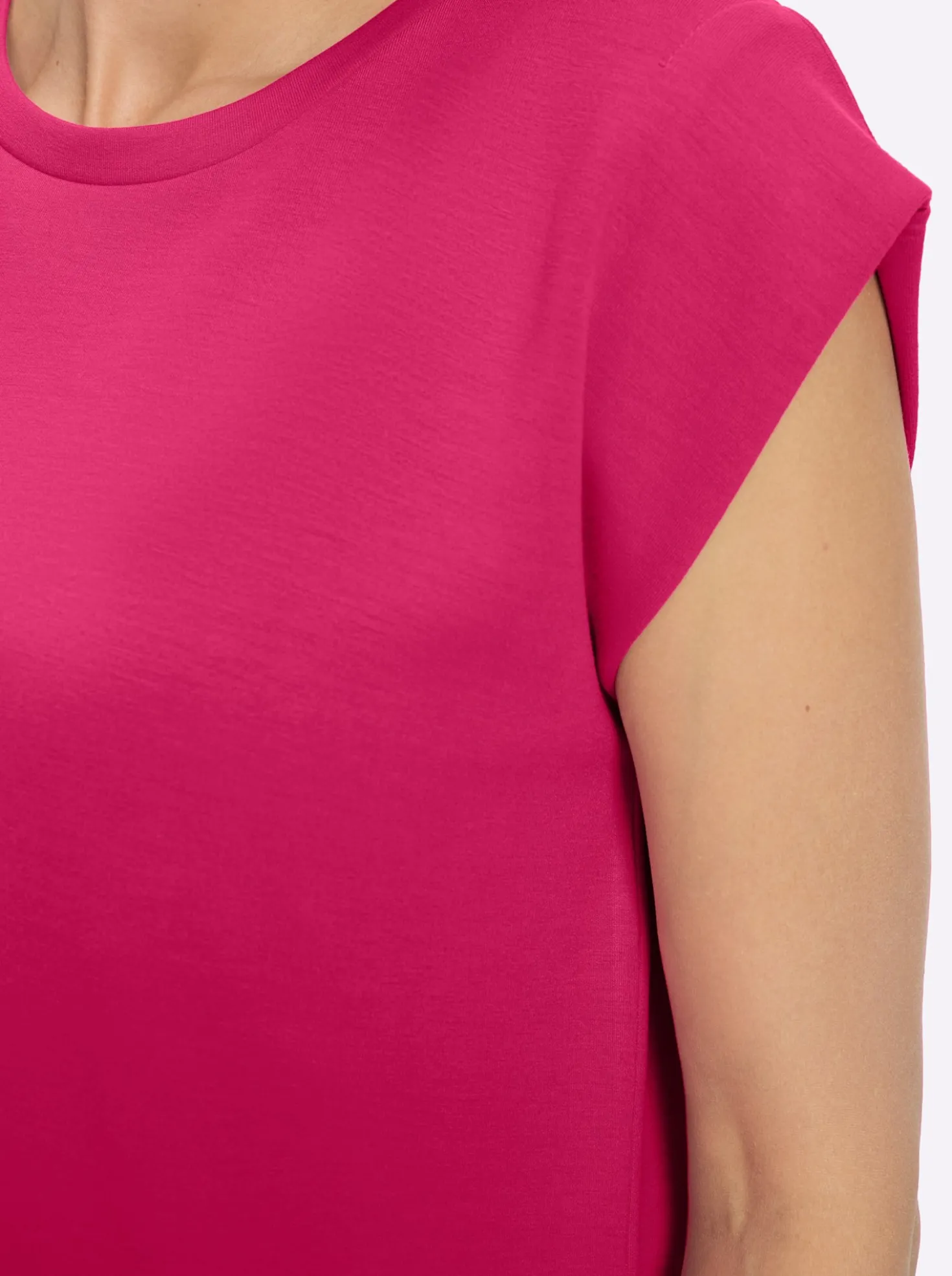 Rundhalsshirt mit überschnittenen Schultern