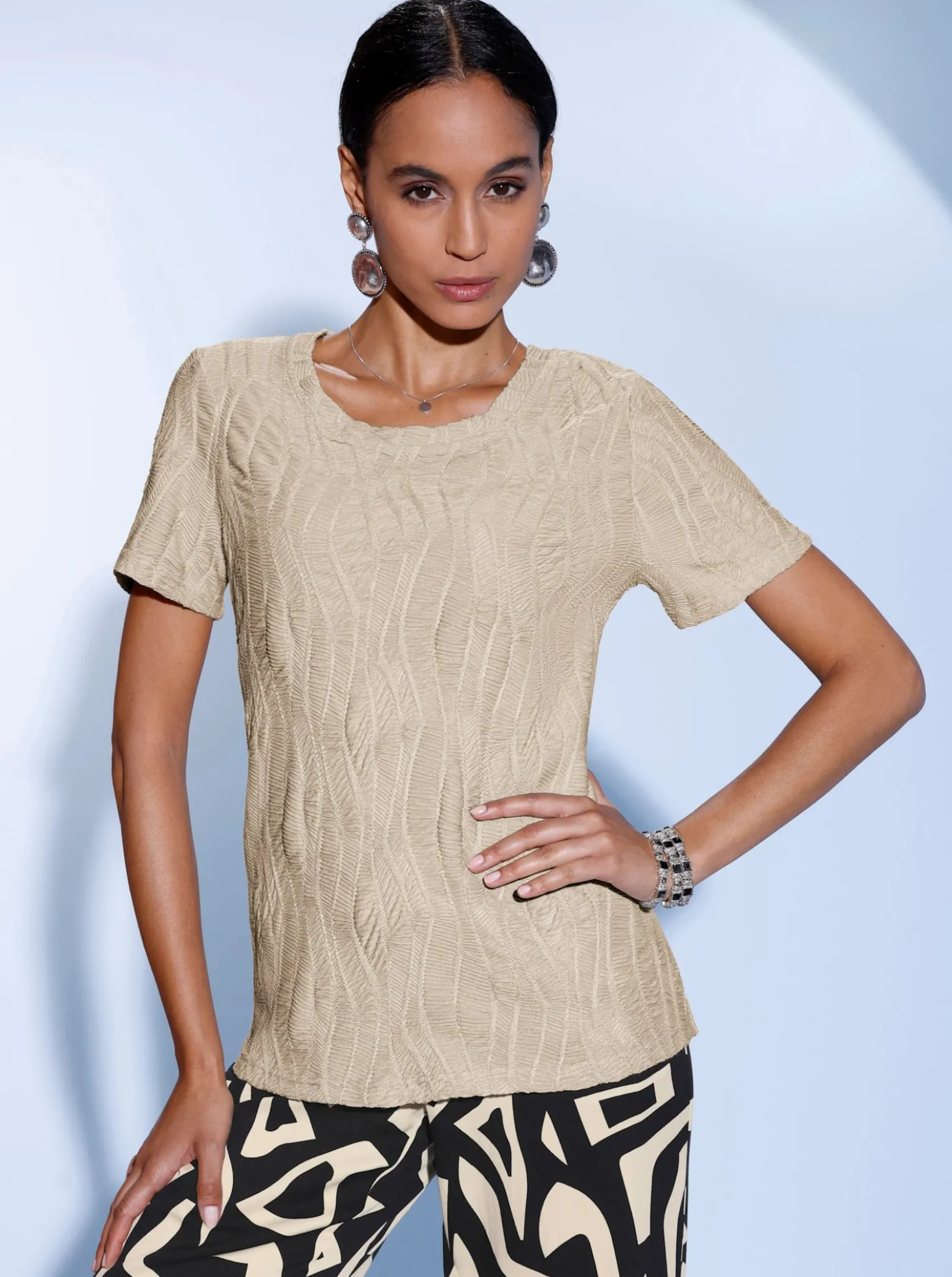 Rundhalsshirt mit Jacquard-Struktur