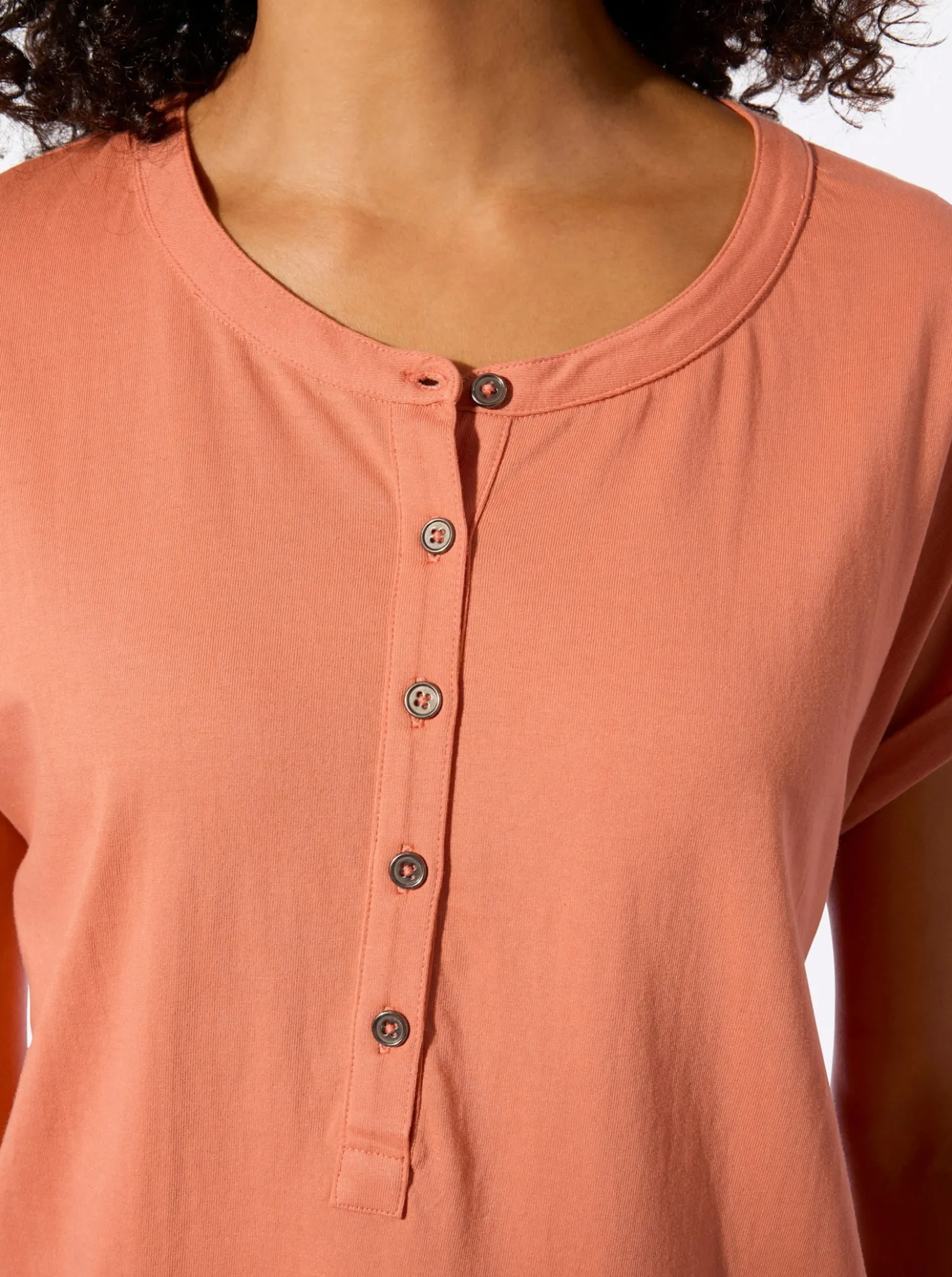 Rundhalsshirt mit Knopfleiste