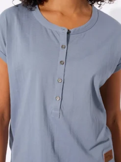 Rundhalsshirt mit Knopfleiste