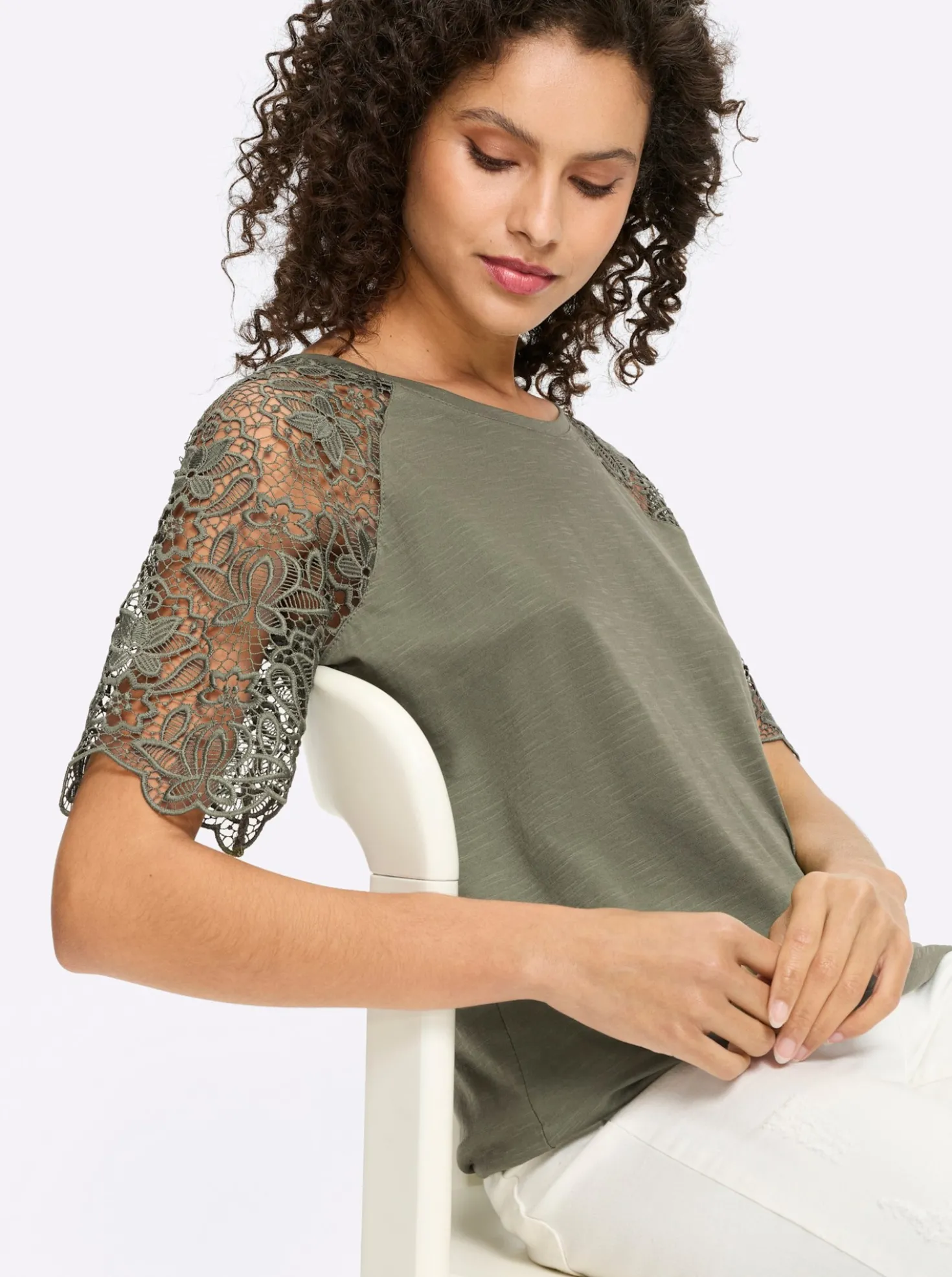 Rundhalsshirt mit Spitze