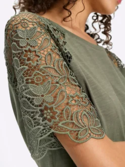 Rundhalsshirt mit Spitze